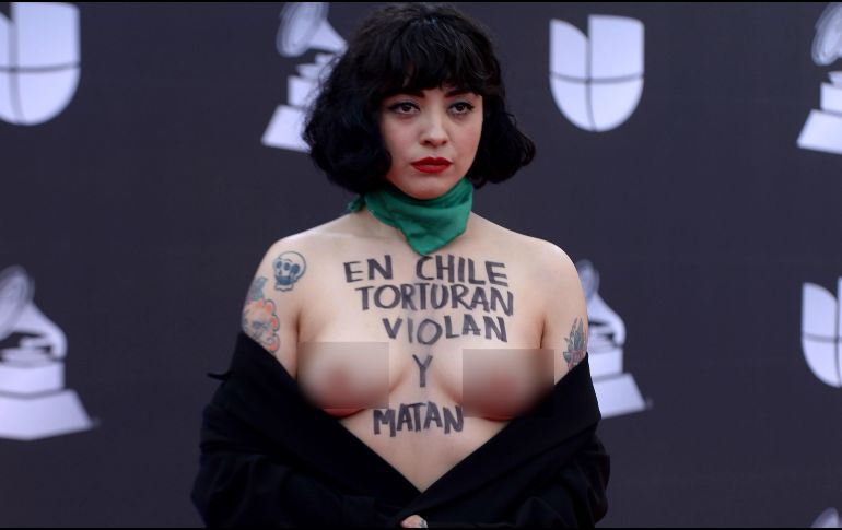 La protesta silenciosa de Mon Laferte se da a punto de cumplirse un mes de protestas en Chile. AFP / B. Bennett