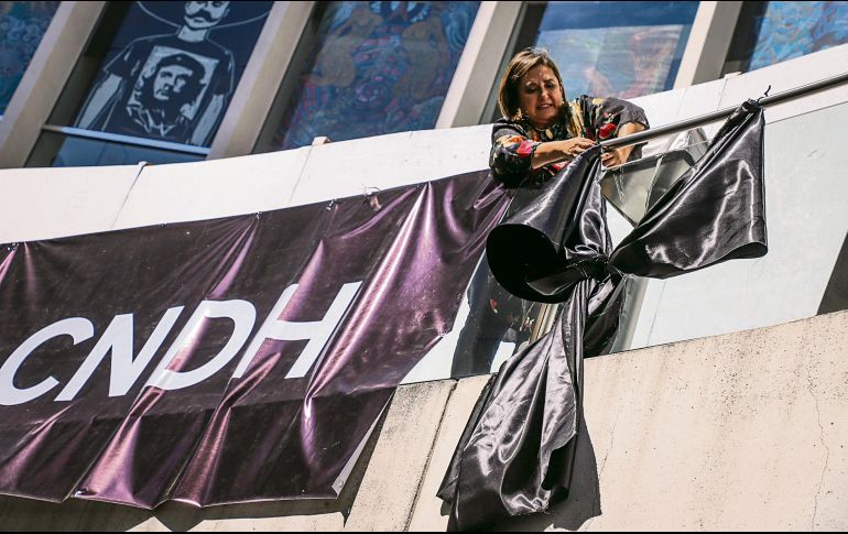 Legisladores panistas colocaron una lona con la leyenda “Senado de Luto. Murió la autonomía de la CNDH”. NOTIMEX