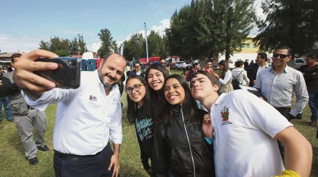 El rector de la UdeG, Ricardo Villanueva, se toma una foto con estudiantes del plantel regional. ESPECIAL