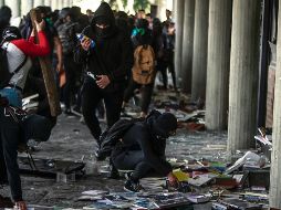 Los encapuchados arremetieron contra la librería Henrique González Casanova. NOTIMEX