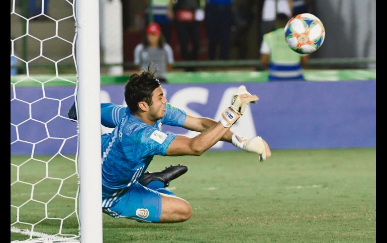 El arquero de Chivas, Eduardo García, brilló en la tanda de penales al atajar tres disparos de los holandeses y guiar a México a una nueva Final. IMAGO7