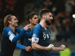 Oliver Giroud (#9) se encargó de darle el triunfo al conjunto galo al anotar por la vía de la pena máxima en los minutos finales. EFE