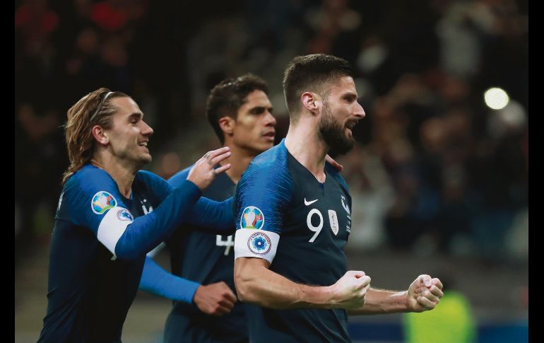 Oliver Giroud (#9) se encargó de darle el triunfo al conjunto galo al anotar por la vía de la pena máxima en los minutos finales. EFE