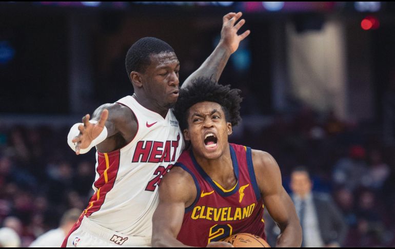 Kendrick Nunn (izquierda) encabezó la ofensiva de Miami con 23 puntos. AP