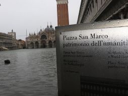 Con el 70% de la ciudad inundada, transitar por ella se ha convertido en una aventura. EFE / E. Crespi