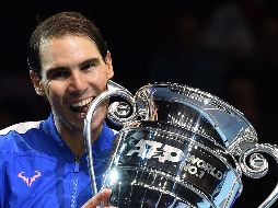 Nadal terminará el 2019 en la cima del ranking de la ATP y por ello, este viernes recibió el título que lo acredita como líder por quinta ocasión en su carrera. AFP / G. Kirk