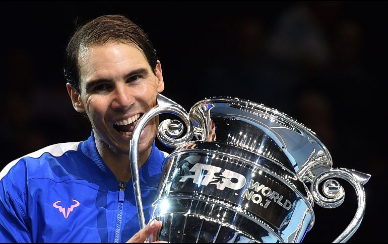 Nadal terminará el 2019 en la cima del ranking de la ATP y por ello, este viernes recibió el título que lo acredita como líder por quinta ocasión en su carrera. AFP / G. Kirk