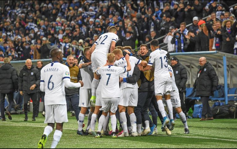 El equipo finlandés se impuso con anotaciones de Jasse Tuominen (minuto 21) y Teemu Pukki (al 64 de penal y al 75). EFE / K. Brandt