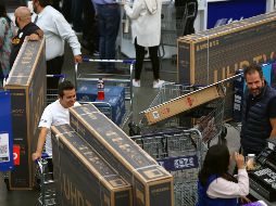 Compradores aprovechan los descuentos que se realizan desde el 15 al 18 de noviembre, por El Buen Fin, en Ciudad de México. EFE/S. Gutiérrez