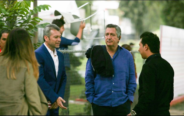 Higuera (izq) y Vergara (der) durante la visita a un entrenamiento de Chivas en Verde Valle en el año de 2016. EL INFORMADOR / ARCHIVO