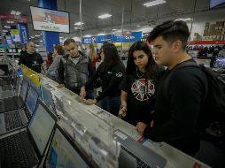 Gina y Jesús hallaron la computadora que necesitan para sus tareas escolares. EL INFORMADOR/F. Atilano