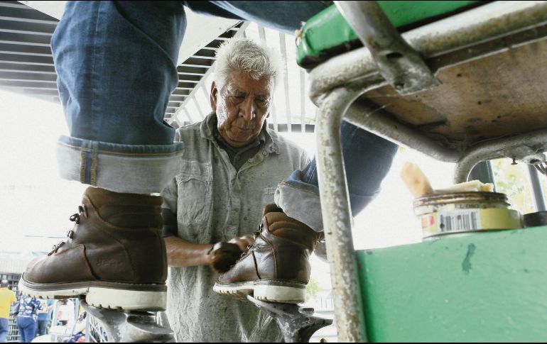 La limpieza del calzado de manera efectiva la hacen boleros que se encuentran ubicados en los portales y plazas del Centro Histórico. EL INFORMADOR/A. Camacho
