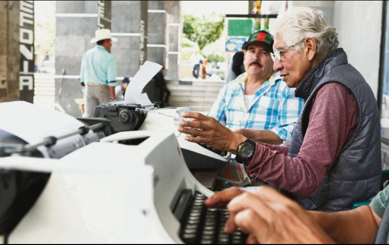Un oficio en peligro de extinción. Los escribanos de Plaza Tapatía redactan en sus vetustos equipos historias personales. EL INFORMADOR/A. Camacho