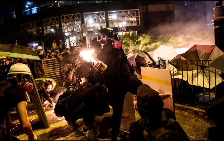 Los manifestantes arrojaron bombas de gasolina y flechas contra las fuerzas del orden, quienes respondieron con gases lacrimógenos. AFP/Y. Aung Thu