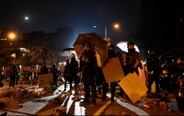 Los manifestantes arrojaron bombas de gasolina y flechas contra las fuerzas del orden, quienes respondieron con gases lacrimógenos. AFP/Y. Aung Thu