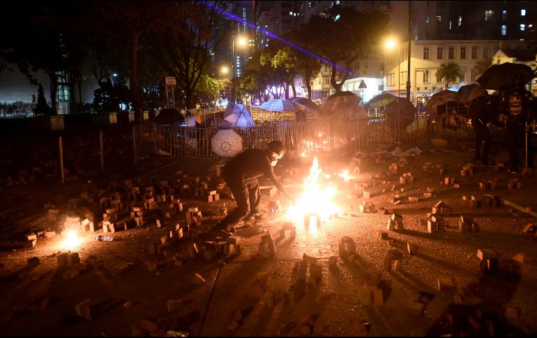 Los manifestantes arrojaron bombas de gasolina y flechas contra las fuerzas del orden, quienes respondieron con gases lacrimógenos. AFP/Y. Aung Thu