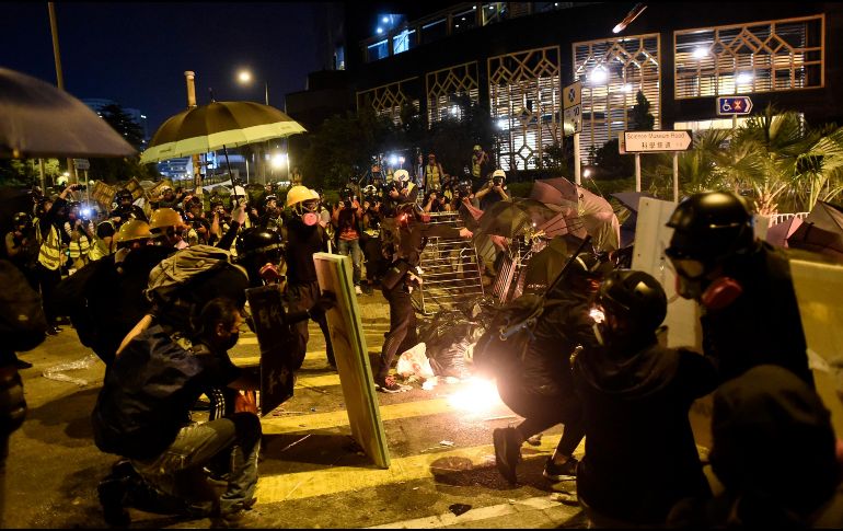 Los manifestantes arrojaron bombas de gasolina y flechas contra las fuerzas del orden, quienes respondieron con gases lacrimógenos. AFP/Y. Aung Thu