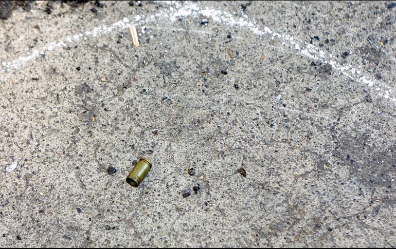 Elementos de la Guardia Nacional aseguraron un vehículo y un arma de fuego abandonados cerca de donde ocurrió el hecho. NTX/ARCHIVO