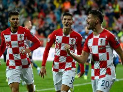 Bruno Petkovic es seguido por sus compañeros en el festejo del primer gol croata. AFP/D. Lovrovic