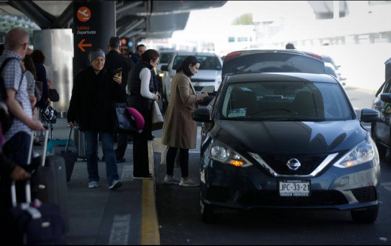 Los choferes tratan de subir clientes mostrándoles las tarifas activas en las plataformas y ofreciéndoles un viaje a precio menor. EL INFORMADOR/F. Atilano