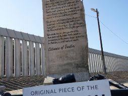 La pieza fue ubicada temporalmente junto a una de las bardas fronterizas paralelas entre Tijuana y San Diego. EFE/M. Ocaña