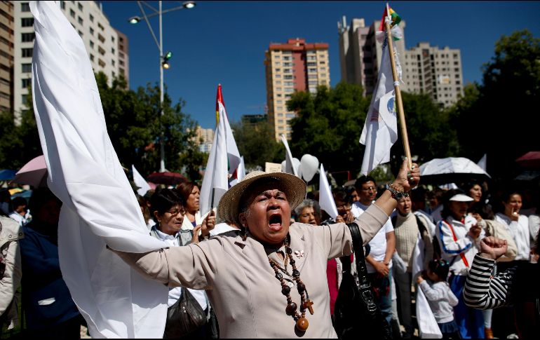 Ciudadanos participan con agentes de policía en un acto litúrgico por la paz y para que cese la crisis en el país, este domingo en La Paz. EFE/ R. Sura