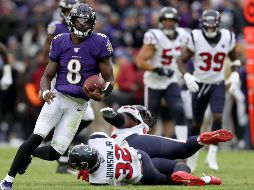 Lamar Jackson. El mariscal de campo de los Ravens (#8) continúa demostrando su poder por tierra y aire. AFP/R. Carr