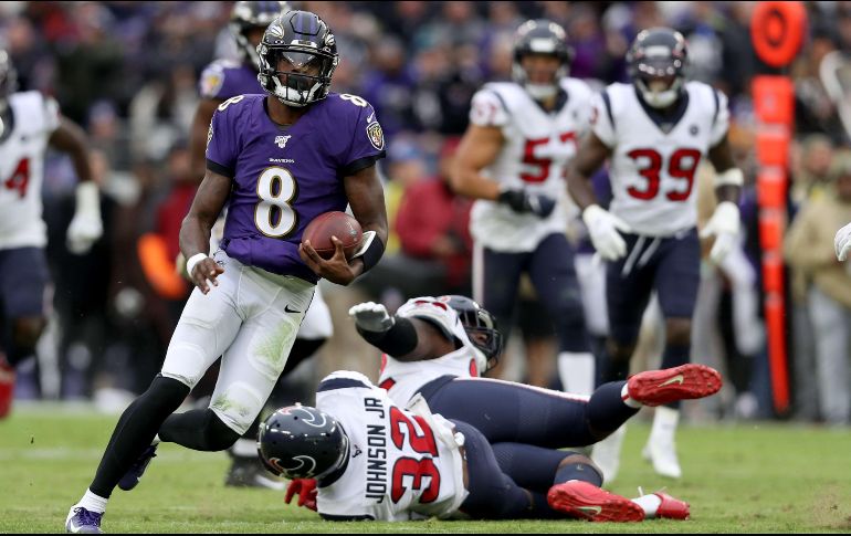 Lamar Jackson. El mariscal de campo de los Ravens (#8) continúa demostrando su poder por tierra y aire. AFP/R. Carr