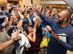 Los fanáticos mexicanos de los Chargers recibieron a su equipo en el aeropuerto. TWITTER/@chargers