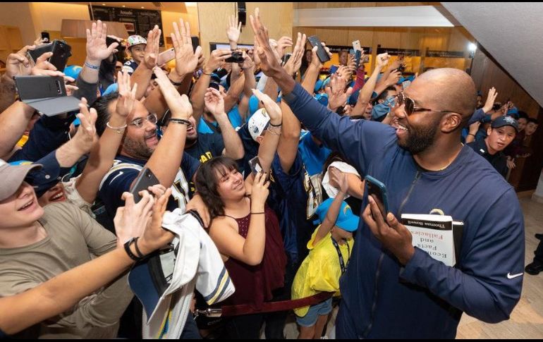 Los fanáticos mexicanos de los Chargers recibieron a su equipo en el aeropuerto. TWITTER/@chargers