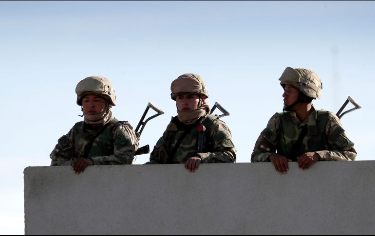 Militares vigilan el camino a una instalación petrolera en Bolivia, el escenario del más reciente golpe de Estado en América Latina. AP/N. Pisarenko