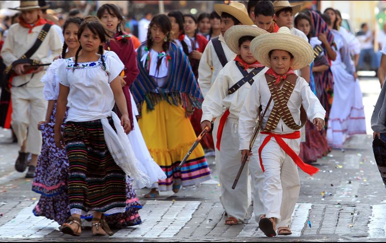 El desfile por el Aniversario de la Revolución Mexicana cambia de ruta. Este año pasará por Federalismo. EL INFORMADOR/ARCHIVO