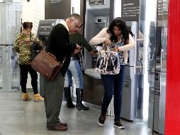 Algunas instituciones bancarias prestarán servicios dentro de centros comerciales y supermercados en horarios habituales, pese a ser día festivo. EL INFORMADOR / ARCHIVO
