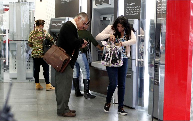 Algunas instituciones bancarias prestarán servicios dentro de centros comerciales y supermercados en horarios habituales, pese a ser día festivo. EL INFORMADOR / ARCHIVO