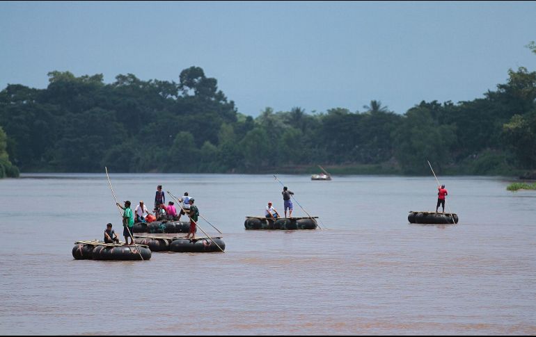 A pesar de la presencia de la Guardia Nacional, los migrantes consiguen llegar al lado mexicano para actividades comerciales o turísticas. EFE/ARCHIVO