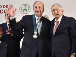 López Obrador entregó este lunes los Premios Nacionales de la Ingeniería y la Arquitectura al ingeniero Carlos Slim Helú, y al arquitecto Joaquín Álvarez Ordoñez. EFE/Presidencia