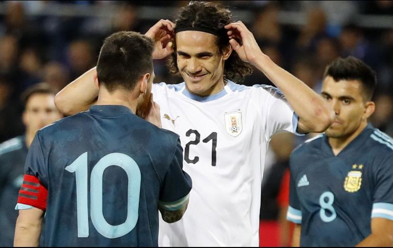 Lionel Messi (#10) sostiene una animada charla con el uruguayo Edinson Cavani (c) tras el encuentro. AFP/J. Guez