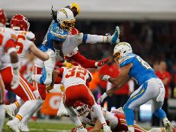 Melvin Gordon, corredor de Los Ángeles, supera la marca de Tyrann Mathieu, guardia de Kansas City, saltando sobre él. AP/E Verdugo