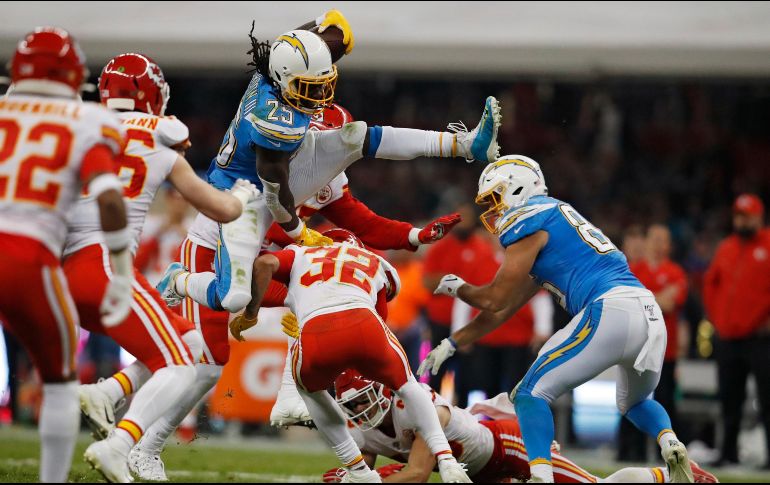 Melvin Gordon, corredor de Los Ángeles, supera la marca de Tyrann Mathieu, guardia de Kansas City, saltando sobre él. AP/E Verdugo