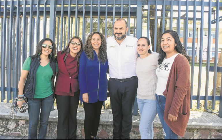 El rector, Ricardo Villanueva, con la comunidad estudiantil. ESPECIAL