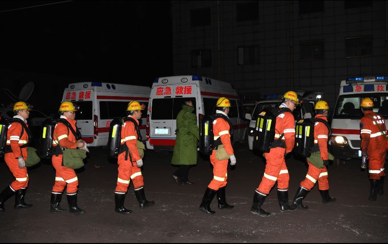 Brigada de rescate se prepara para entrar a la mina de carbón. AP