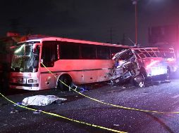 Varios de los cuerpos permanecen tendidos en la carpeta asfáltica a la espera de que llegue personal de la Fiscalía General de Justicia del Estado de México. SUN/V. Rosas