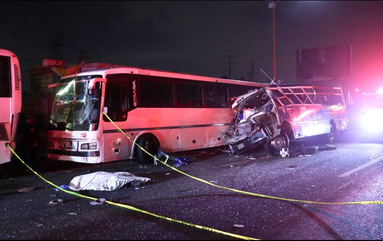 Varios de los cuerpos permanecen tendidos en la carpeta asfáltica a la espera de que llegue personal de la Fiscalía General de Justicia del Estado de México. SUN/V. Rosas