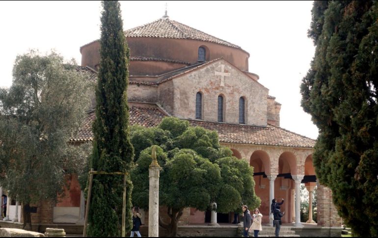 La Iglesia de Santa Maria Assunta fue limpiada con agua dulce, pero tomará tiempo evaluar la magnitud de los daños, pues la sal es muy corrosiva y es absorbida por los materiales. AP / ARCHIVO
