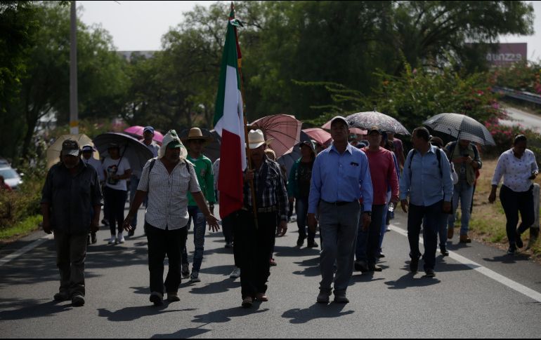 Al llegar a las instalaciones del aeropuerto, los ejidatarios caminaron en los pasillos de afuera y gritaban consignas como “SCT eres un bandido cosechas tus millones robándole al ejido”. EL INFORMADOR/ ARCHIVO