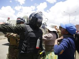 Policías y militares dispersan hoy a manifestantes que protestan en contra del gobierno interino en la región de Senkata, Bolivia. EFE/R. Sura