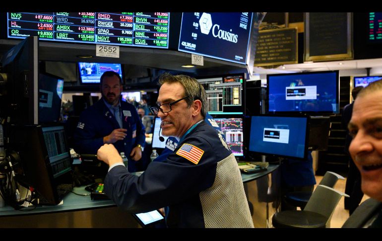 El promedio industrial Dow Jones cayó 102 unidades, 0.4%, para cerrar en 27 mil 934 puntos. AFP/ARCHIVO