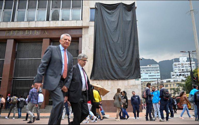 Mantas protegen la fachada de un banco, otro de los preparativos para las marchas que estudiantes, indígenas, sindicatos y opositores políticos realizarán el 21 de noviembre contra el presidente Iván Duque. AFP/R. Arboleda