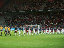 La salida de ambos equipos estuvo acompañada por pocos aficionados en el graderío y la asistencia no mejoró. IMAGO7