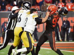 La súper libre en campo de los Browns era más digna de un ring de la WWE que de un juego de futbol americano al más alto nivel. AFP / ARCHIVO